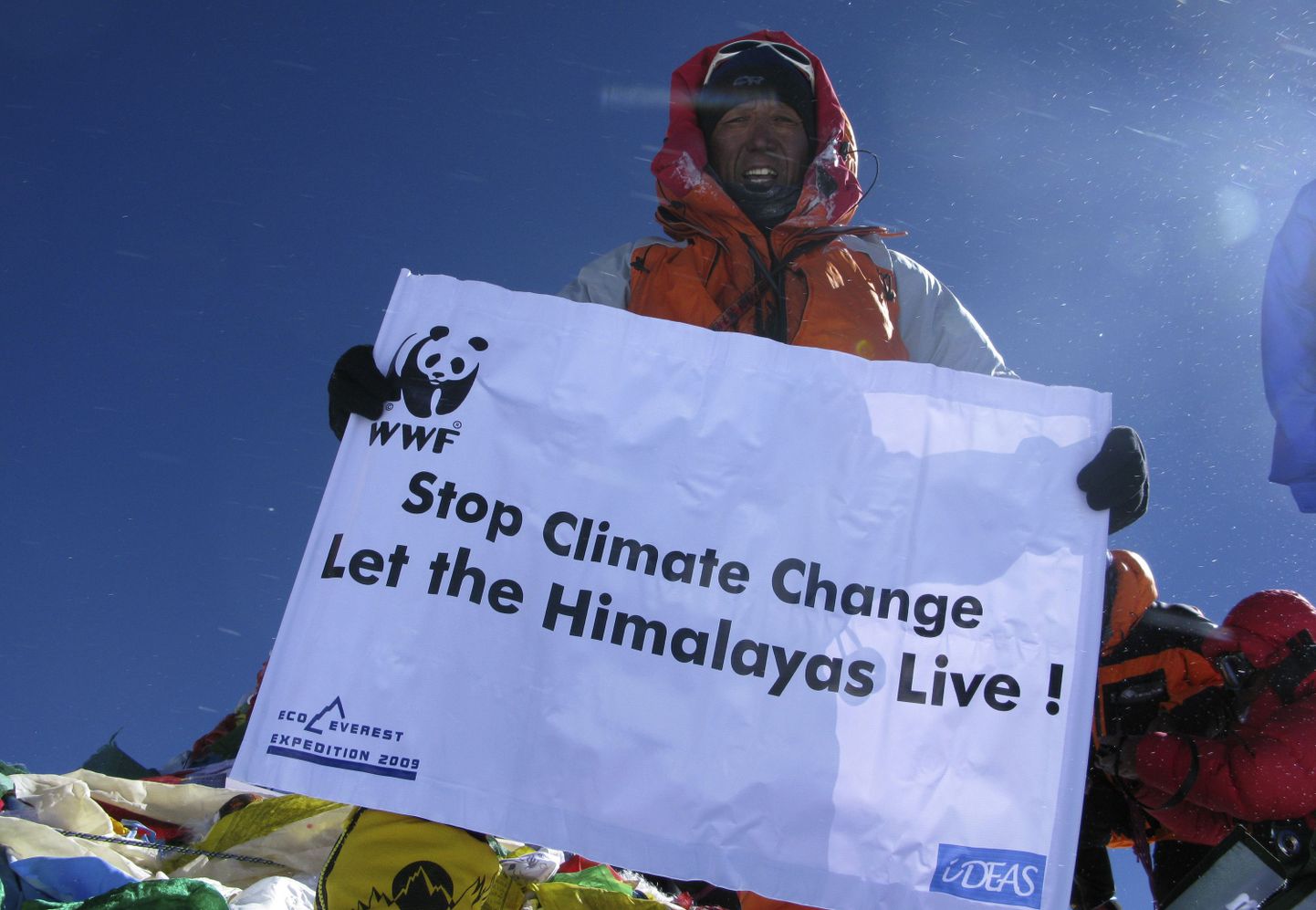 Šerpa Apa Džomolungmal plakatiga «Peatage kliimamuutus, laske Himaalajal elada!»