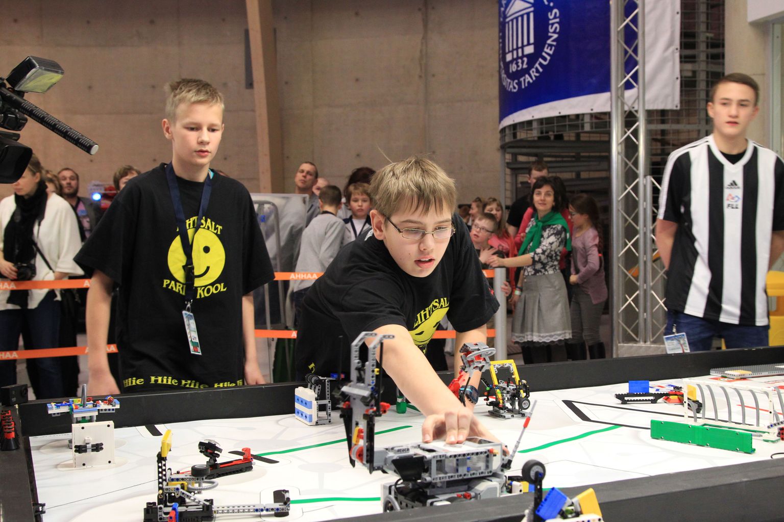 Tartu Hiie kooli võistkonna Kokkuhoiukamp liikmed (vasakult) Romet Raig ja Kaspar Tamm robotimängus mõõtu võtmas. Foto: