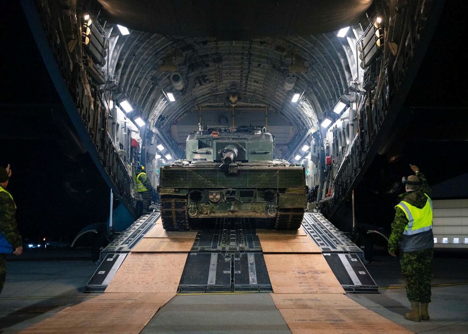 Esimene Leopard 2 lahingutank, mille Kanada annetas Ukrainale, saabus 5. veebruaril lennukiga Poolasse.
