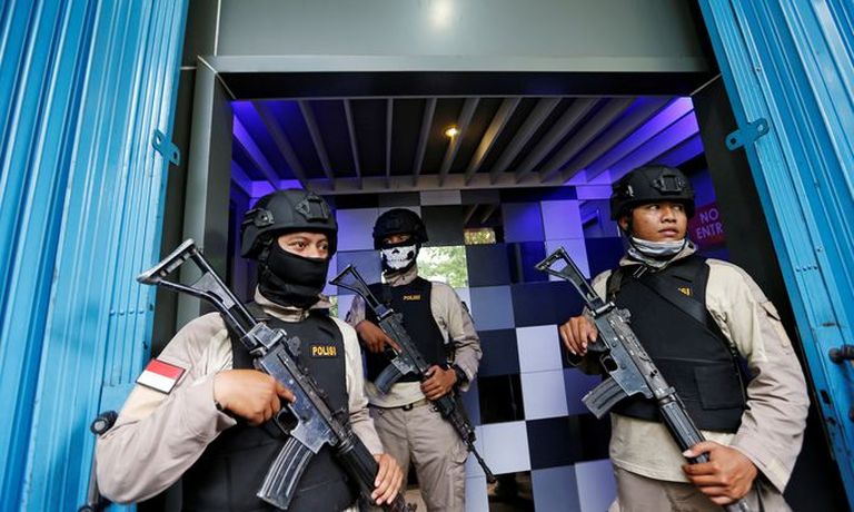 Automaatrelvad ja kuulivestid kuuluvad Indoneesia politsei eriüksuslaste standardvarustusse.