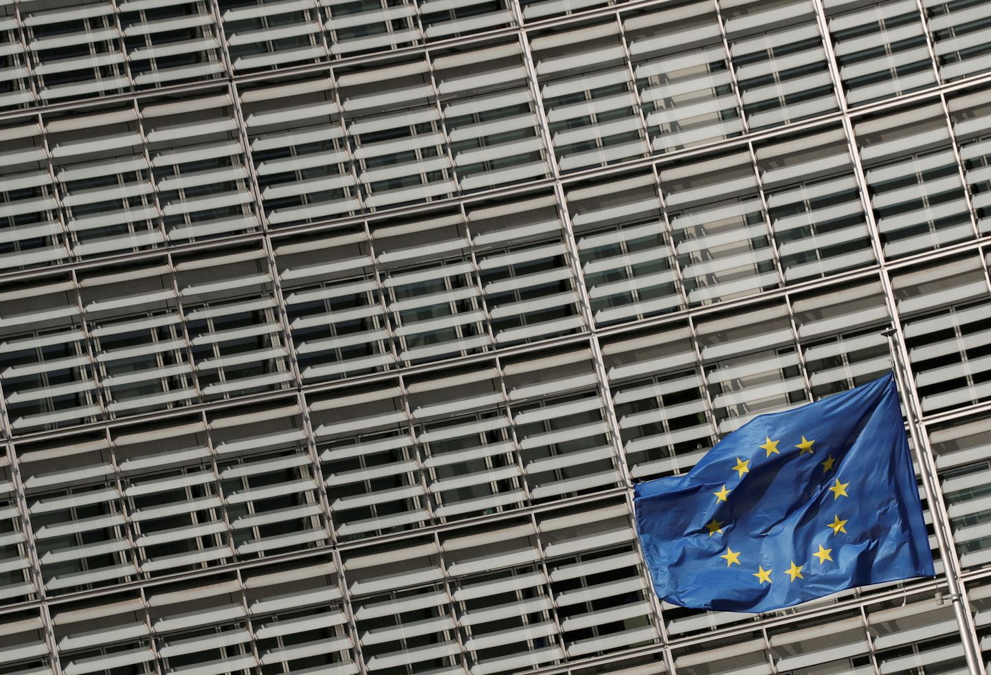 Флаг Евросоюза в Брюсселе, где в эти дни собираются министры иностранных дел стран ЕС