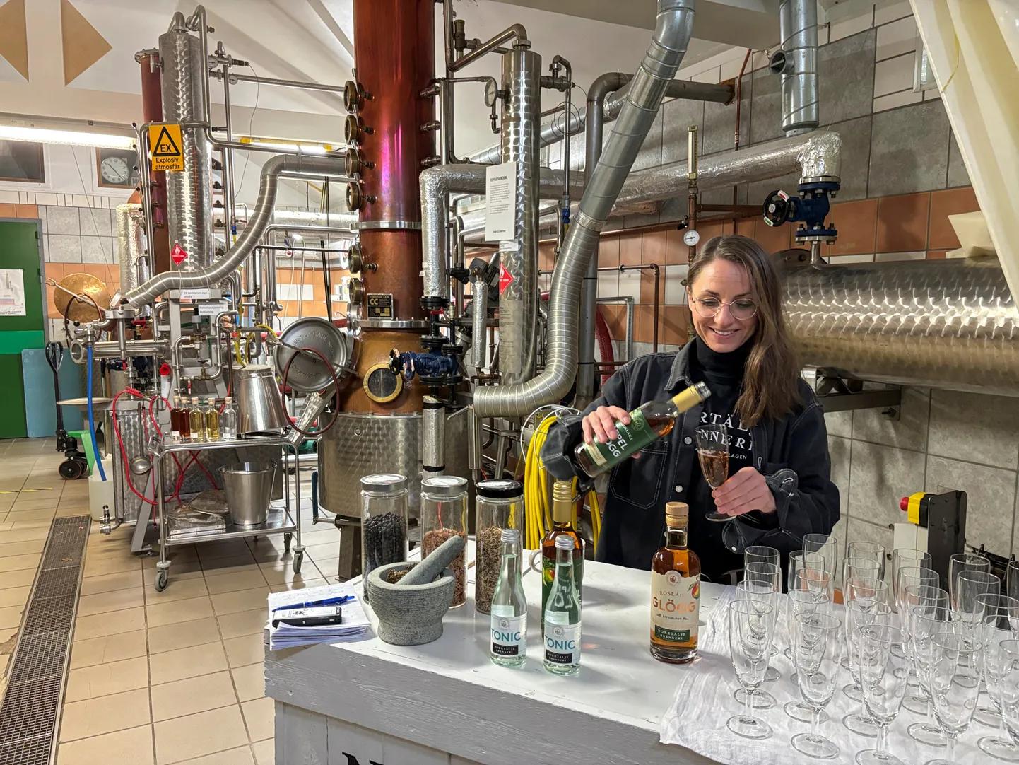 Napsutootja Norrtälje Bränneri tegevjuht Anna Anerfalt kallab klaasi alkoholivaba õunaglögi.