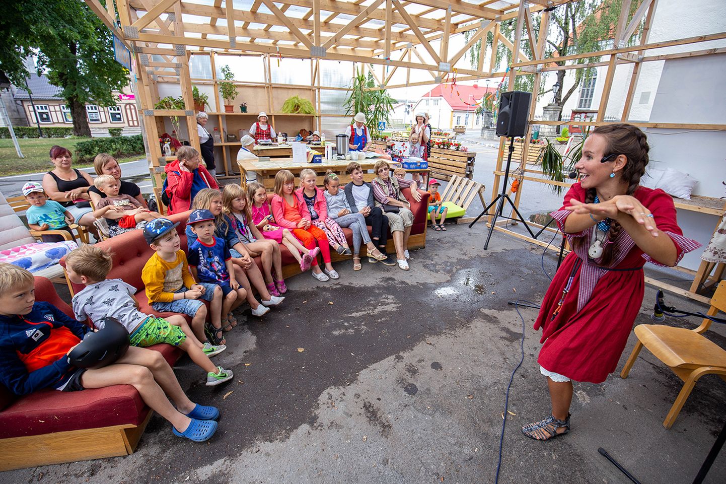 Pühapäevastel lastehommikutel sai lisaks pannkookide söömisele võimelda, meisterdada või muinasjutte kuulata. Külas käis ka muinasjutuvestja Polina Tšerkassova.