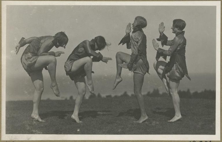 Gerd Neggo koreograafia «Marss» (1927). Kavalehe kohaselt esitasid seda Hilda Aren, Nata Blinova (Slastnikova), Justa (Aita) Kurfeldt ja Helmi Tohvelman.