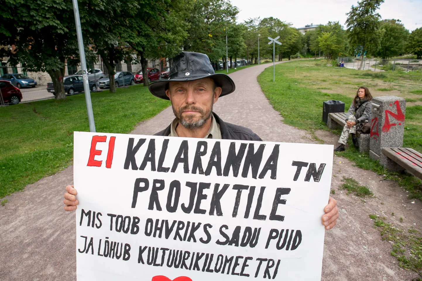 Aktivist Peeter Liiv protesteerib Kalaranna tänava rajamise projekti vastu. Talle ei meeldi, et kultuurikilomeeter kaob ning võetakse maha palju puid.