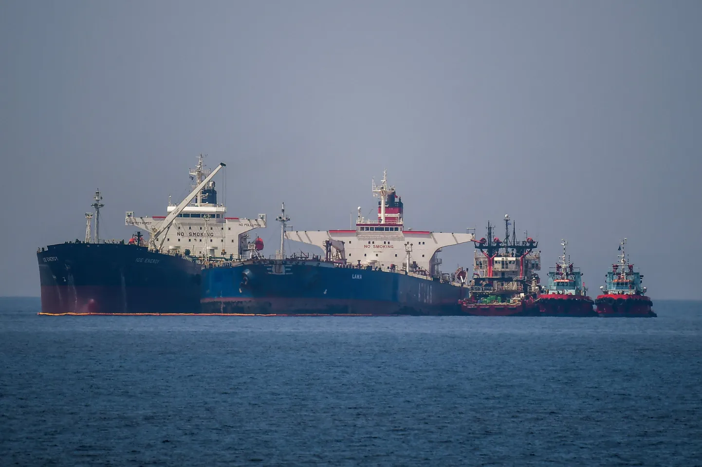 Libeeria lipu all seilav tanker Ice Energy (vasakul) pumpas Kreeka ranniku lähedal tankerilt Lana ümber  sanktsioneeritud riikidest pärit toornaftat, foto tehtud maikuus.