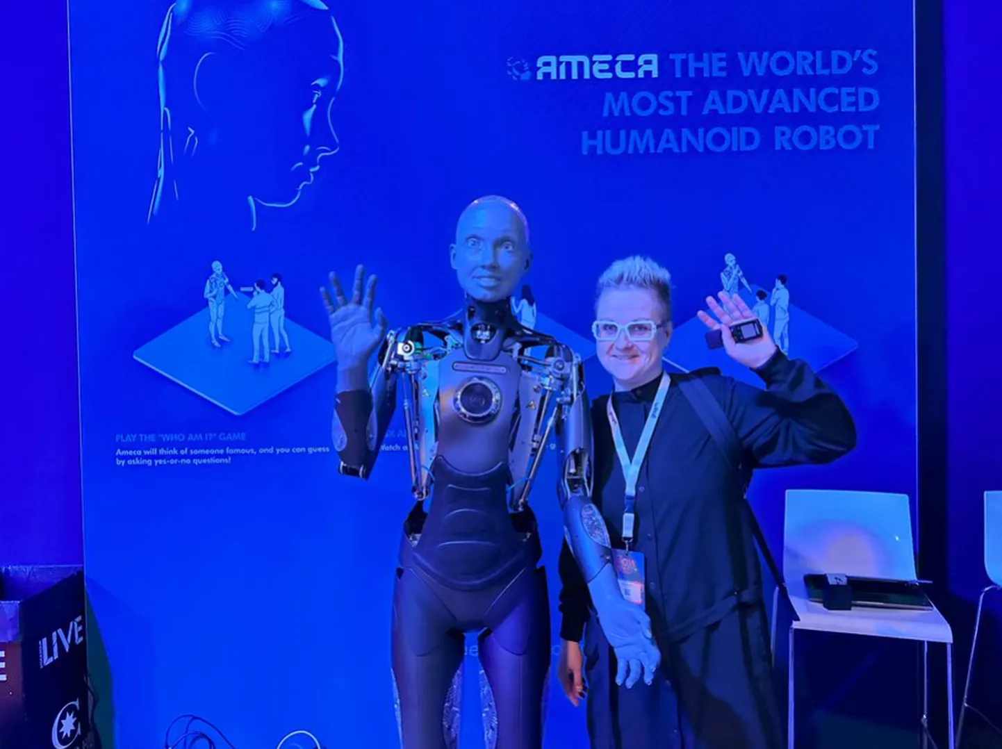 Ar humanoīdo robotu Ameku.