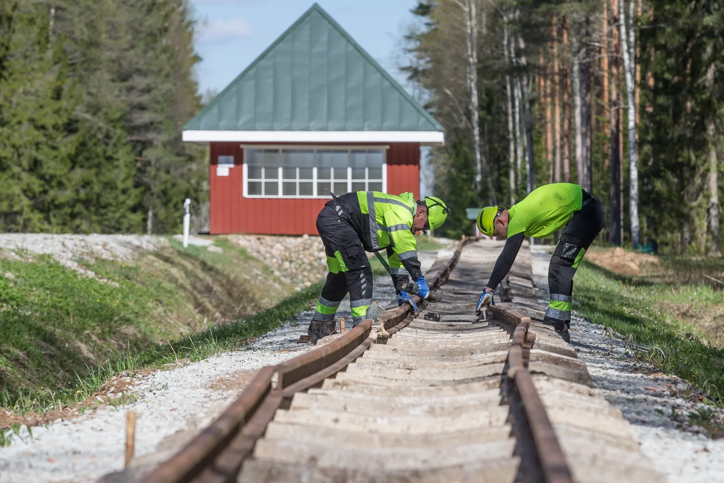 Kui tänapäeva raudtee-ehitus toetub suuresti masinate jõule, siis kitsarööpmelise ehitamisel on palju käsitööd.