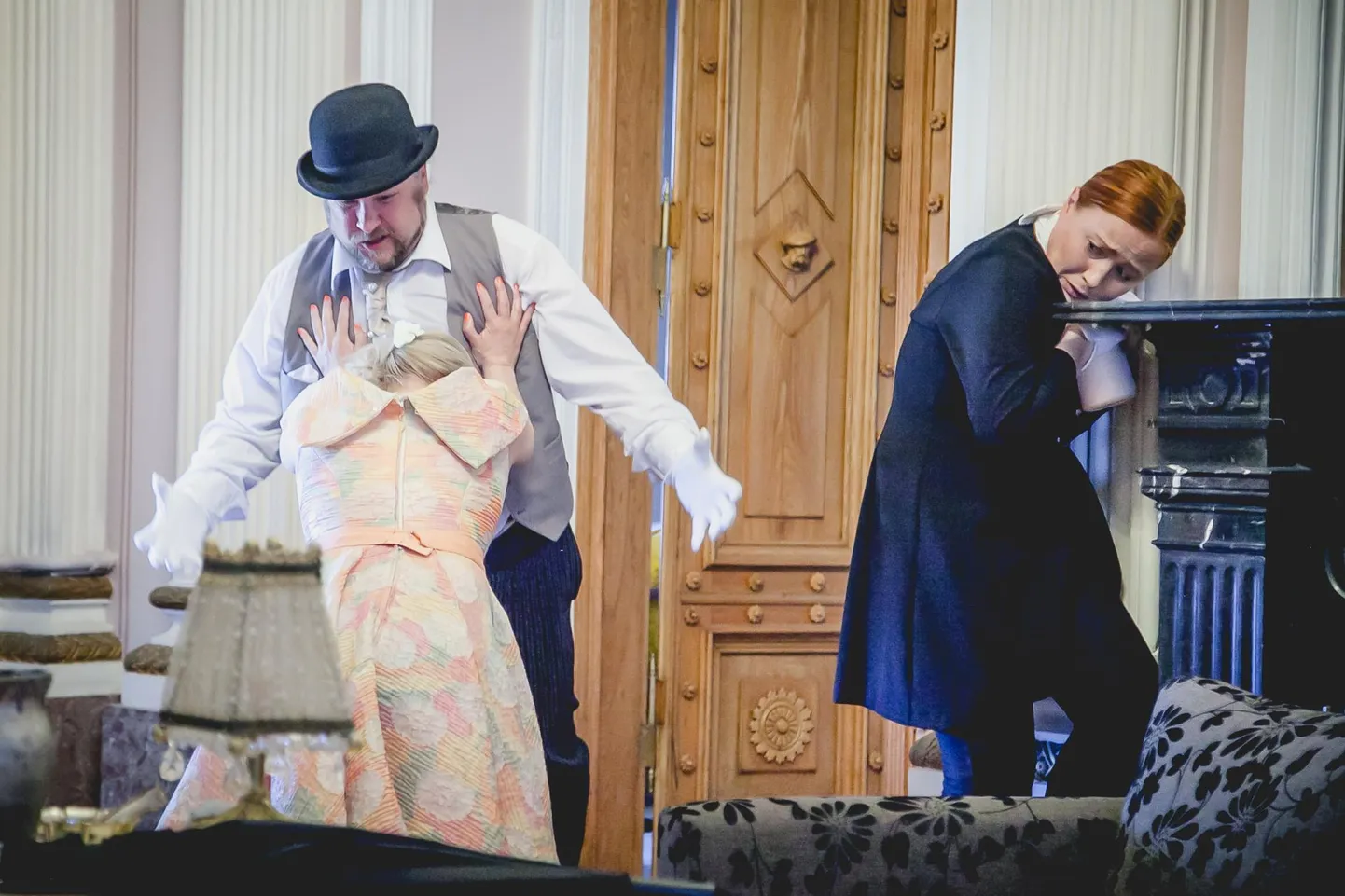 Atlan Karp, Heidi Laakso ja Aule Urb Ermanno Wolf-Ferrari ühevaatuselises lühiooperis «Susanna saladus».