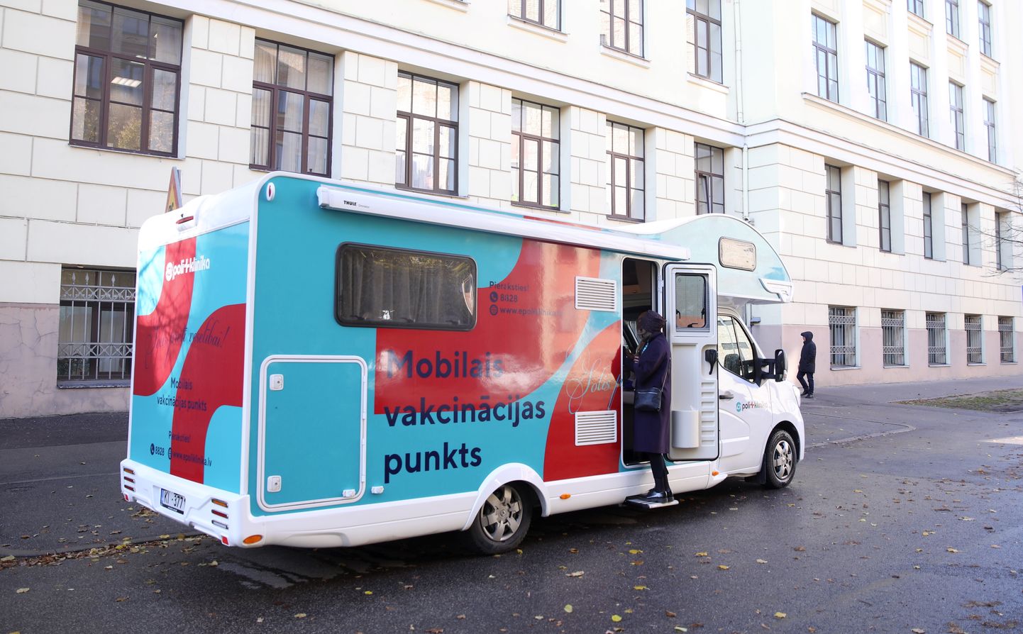 "Veselības centru apvienības" sagatavotais mikroautobuss, kas, atsaucoties pieprasījumam, nodrošinās vakcinācijas procesa pret Covid-19 mobilitāti uzņēmumos un pašvaldībās visā Latvijā.