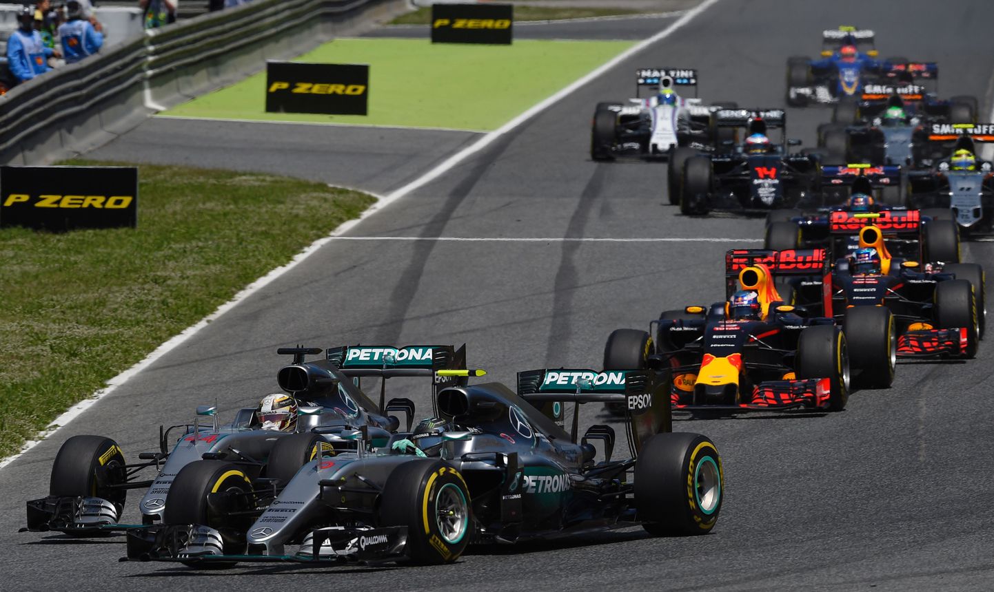 Lewis Hamilton (esiplaanil) ja Nico Rosberg pärast Hispaania GP starti.