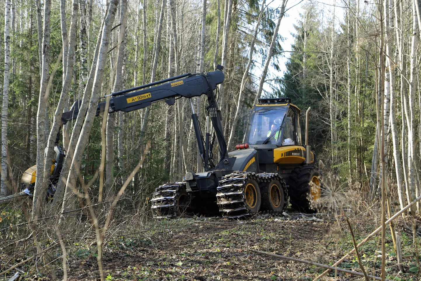 RMK harvester Eesti-Vene kontrolljoont puhastamas.