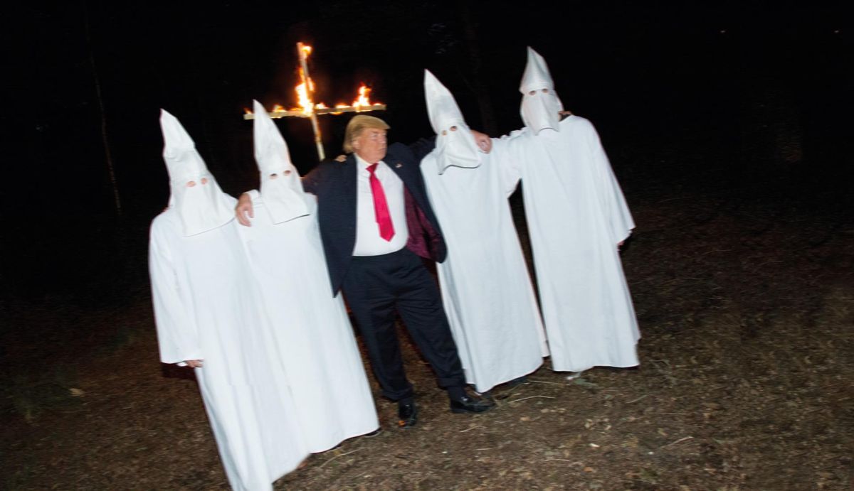 „Trump ja Ku Klux Klan“. Tegu on kunstiteosega, pildil kujutatud mees ei ole Donald Trump.