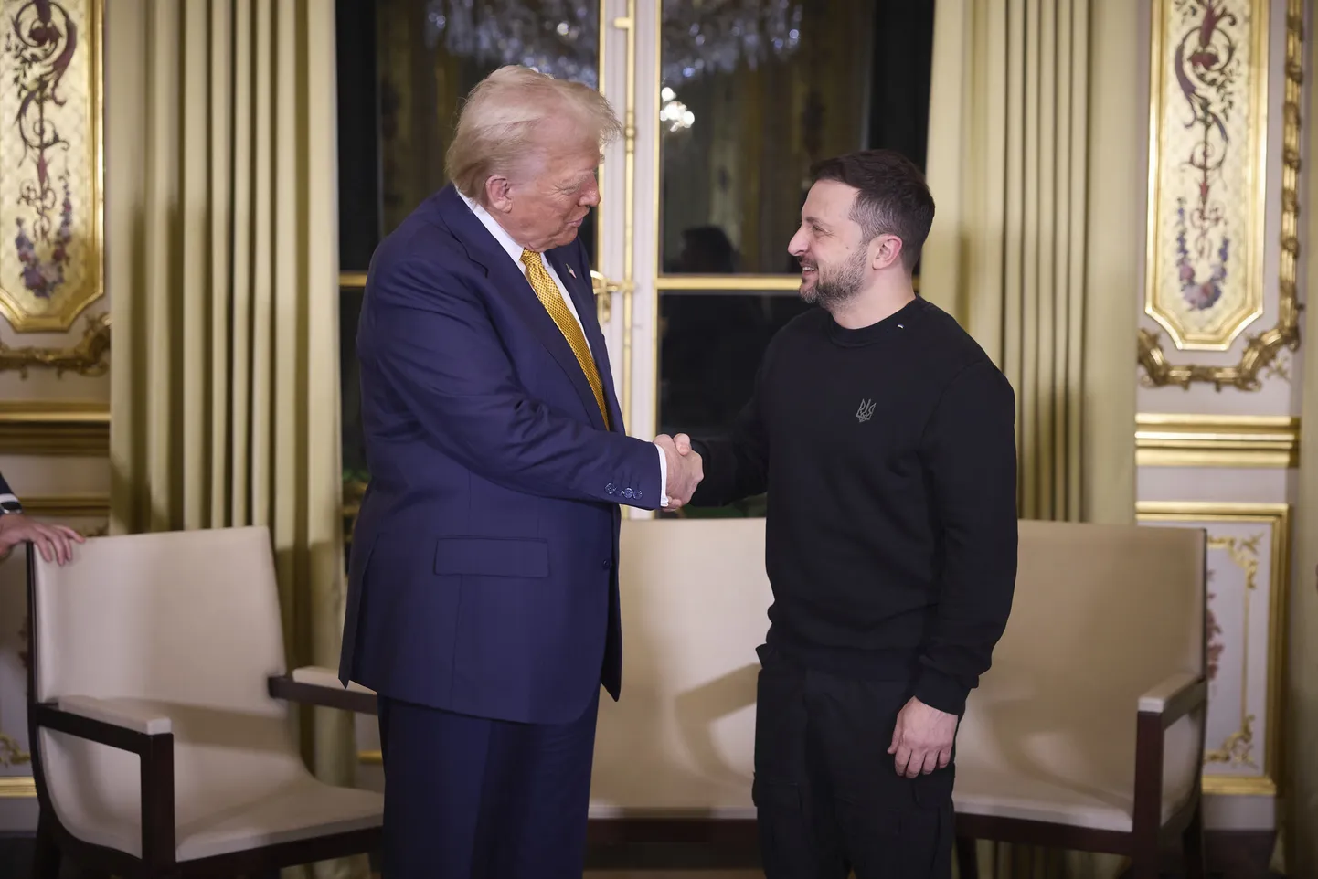 Ukraina president Volodõmõr Zelenskõi (paremal) kätlemas USA ametisse astuva presidendi Donald Trumpiga Pariisis Élysée palees 7. detsembril 2024.