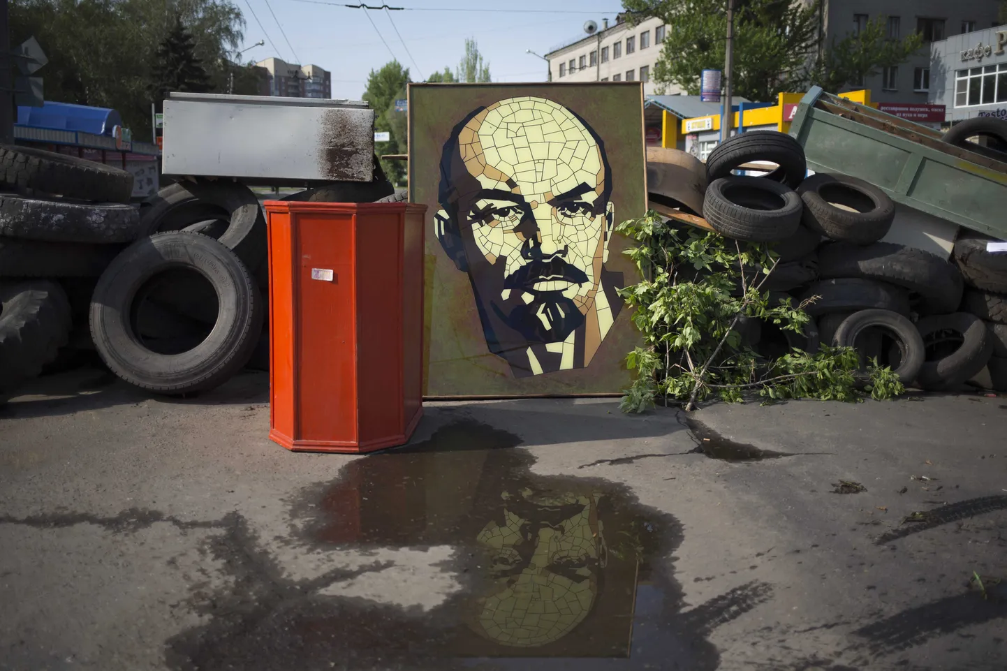 Lenini portree Slovjanski barrikaadis.