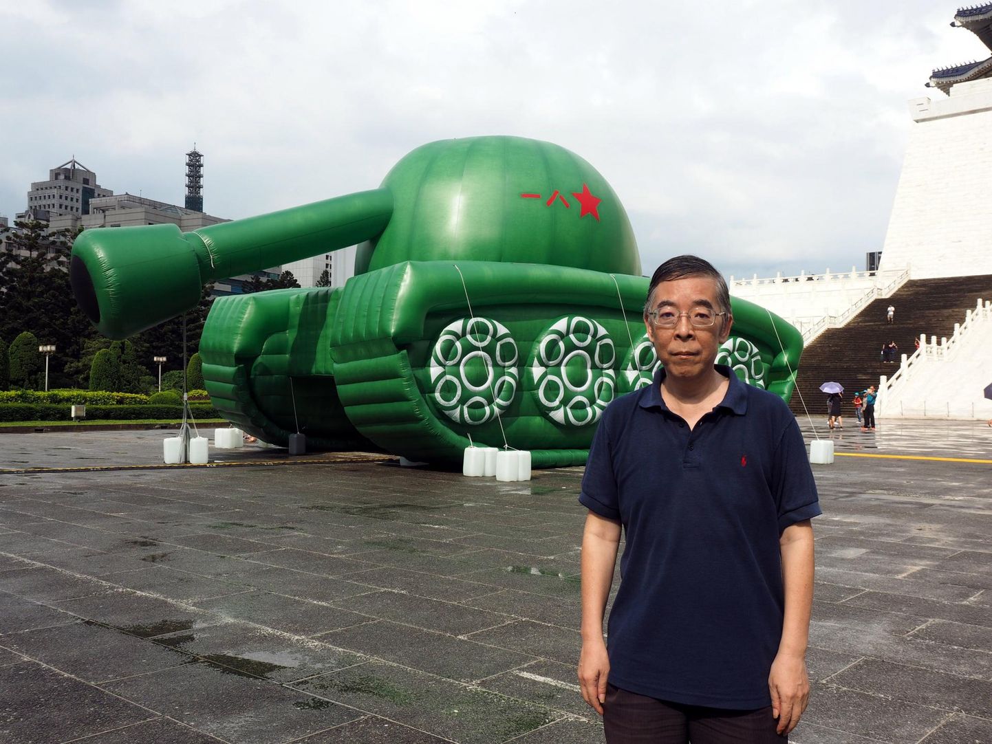 Dissident ja õpetlane Wu Yenhua nägi, kuidas 30 aastat tagasi lömastas tank number 106 Pekingis 11 meeleavaldajat. Tiananmeni sündmuste järel põgenes Wu Taiwani, kus 4. juuni eel tuletatakse täispuhutava tankiga meelde seda, millest Hiina Rahvavabariigis on keelatud rääkida. 