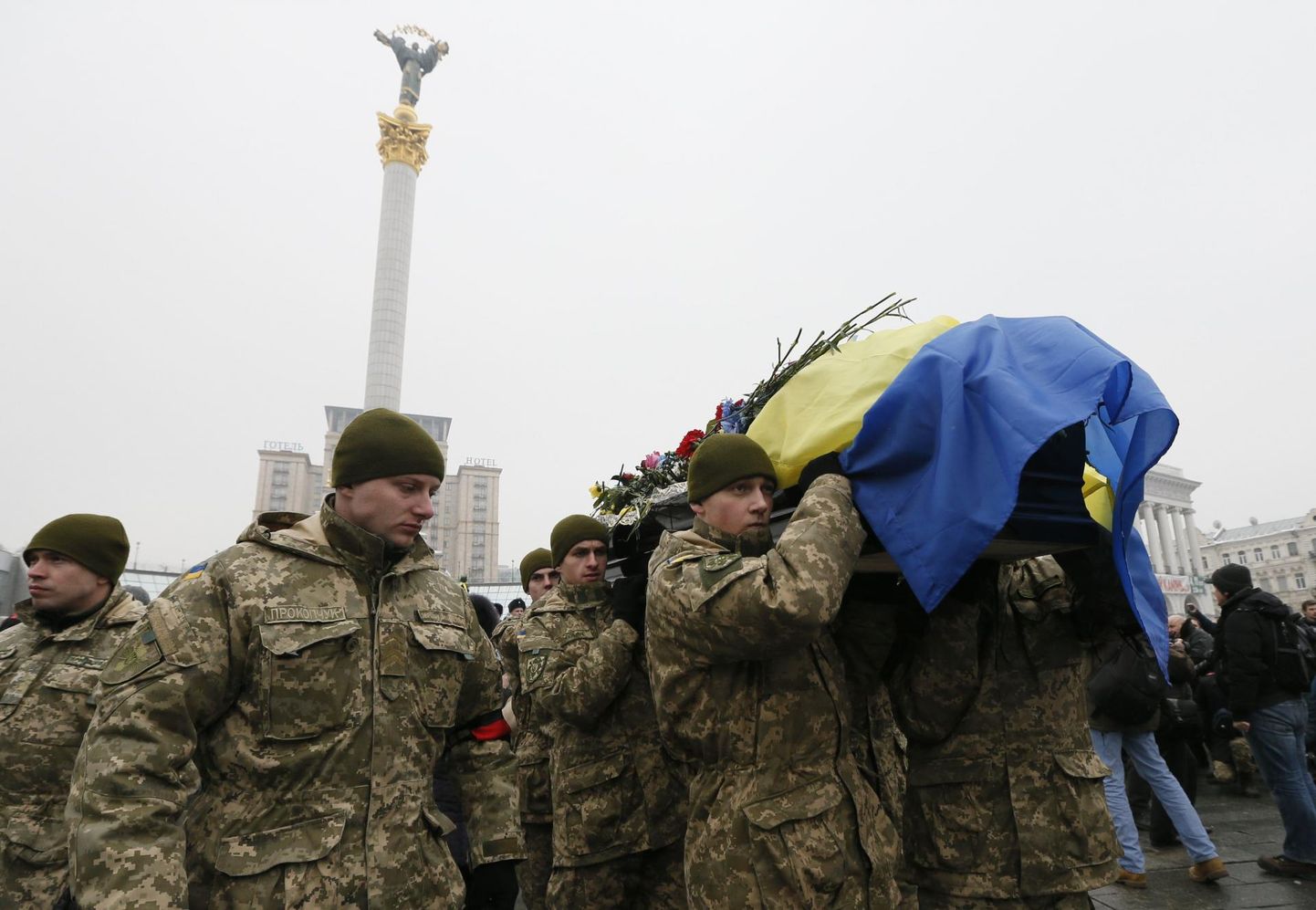 Donetskis langenud kaitseväelase ärasaatmine Kiievis. FOTO: Valentin Ogirenko/Reuters/Scanpix