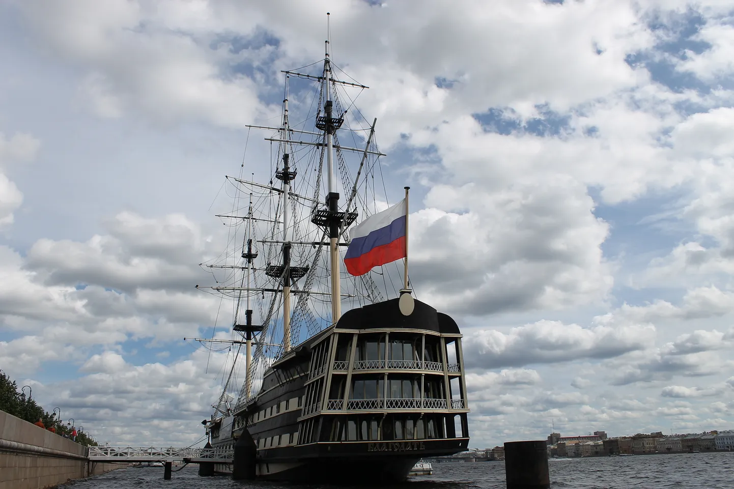 Kuģis ar Krievijas karogu. Attēls ilustratīvs.