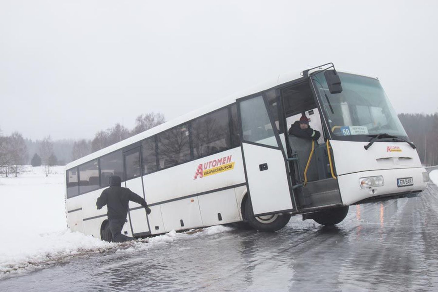 Kui see buss lõpetas eile Sultsi ja Paistu vahelisel teel kraavis, siis mitu teist bussijuhti otsustas libeduse tõttu otsa ringi keerata. Lõplik valik jääbki alati roolikeeraja teha.