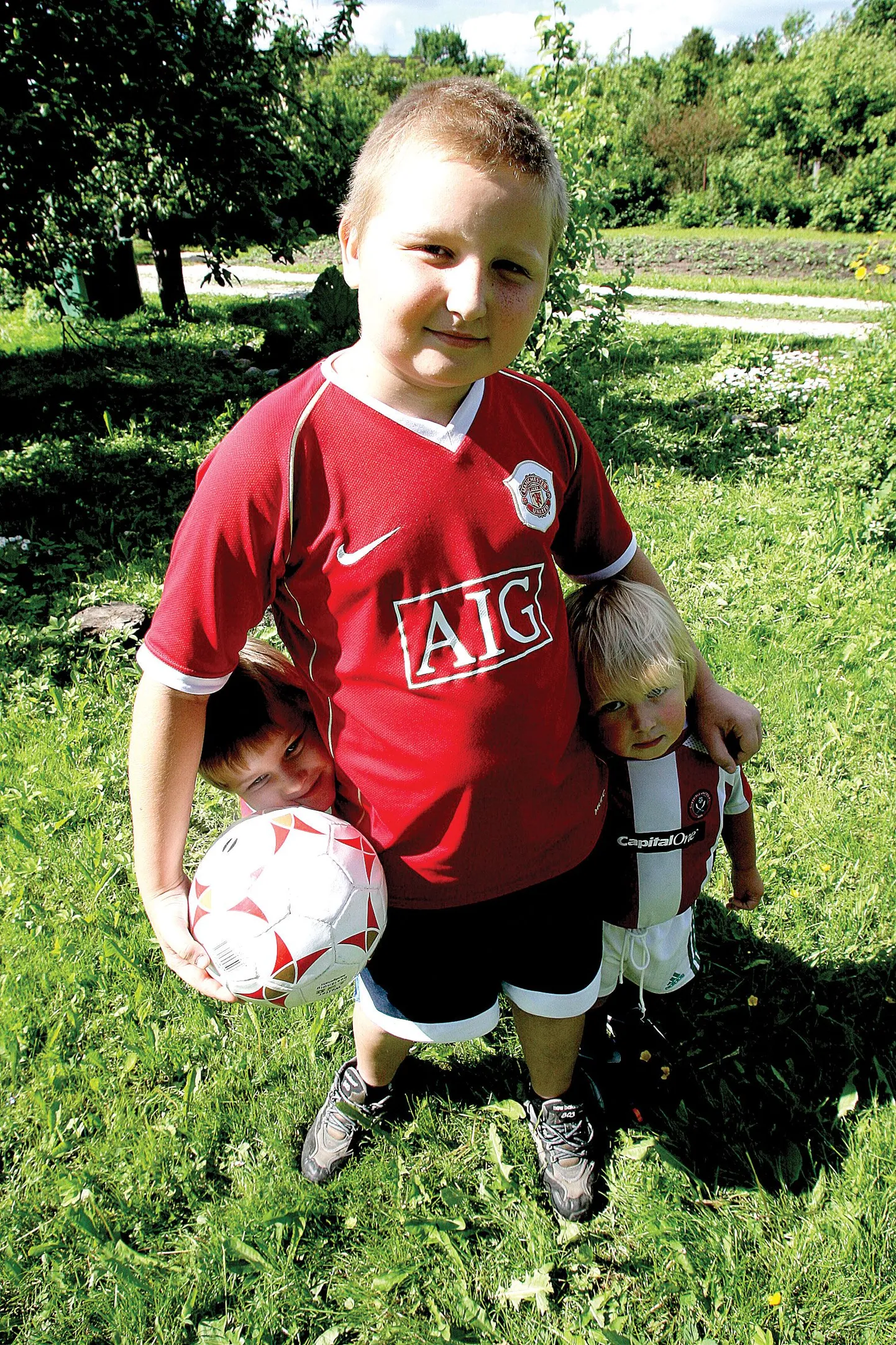 Äsja Tartu kunstigümnaasiumi neljanda klassi lõpetanud Arlin Kilk (10) mängis oma vendade Aironi (5, vasakul) ja Aaroniga (2) kooliaasta lõpupäeval koduaias jalgpalli.