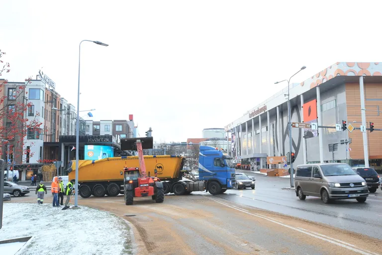 Riia-Turu ristmikule valgunud mitmest tonnist viljast suurem osa korjati kokku.