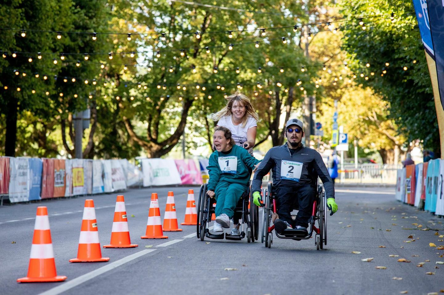 Kahe silla jooksu ratastoolidistantsil käis rajal neli sõitjat, kellest kõik said pärast ligemale kilomeetrise raja läbimist finišisse jõudes kaela uhke medali