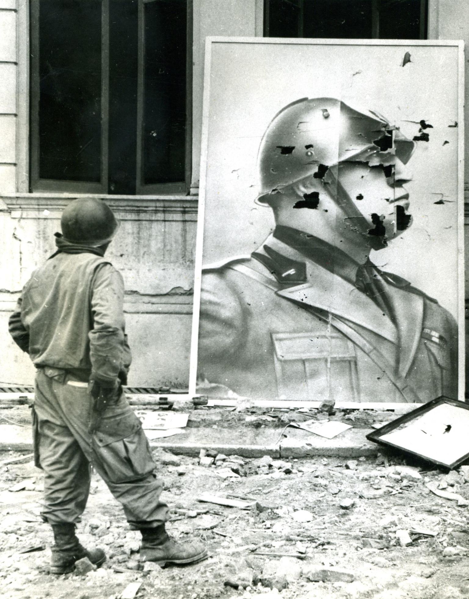 Sõdur auklikuks tulistatud Mussolini portreega 1944. aastal Anzio lähedal. 