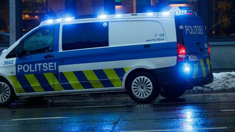 Pärnu kesklinnas ähvardati korteriaknast tänaval viibijat relvataolise esemega