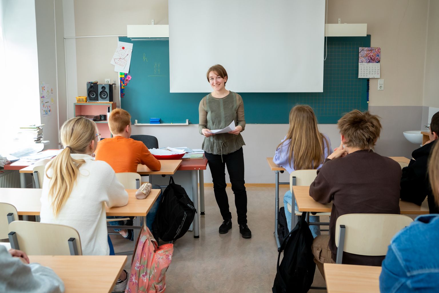 VASTUVÕTT ON OLNUD SOE JA MEESKOND TOETAV. Lümanda koolis eesti keele ja kirjanduse õpetajana töötav Regiina Allik asus tööle õpingute kõrvalt tähtajalise lepinguga.