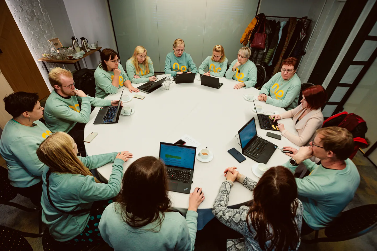 В Нарвской эстонской гимназии бастовали примерно половина учителей, которые собрались по этому поводу в гостинице "Inger" и составили обращение к Министерству образования и науки.