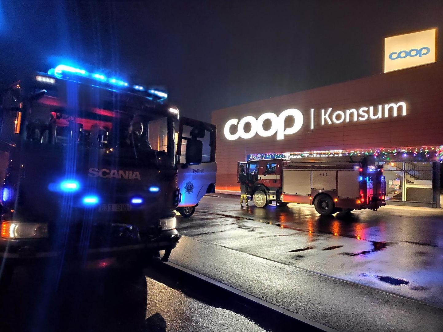 Paikuse Coop&#39;i kaupluses nähtud suitsuvine tõttu kihutas poe juurde kolm päästeautot.