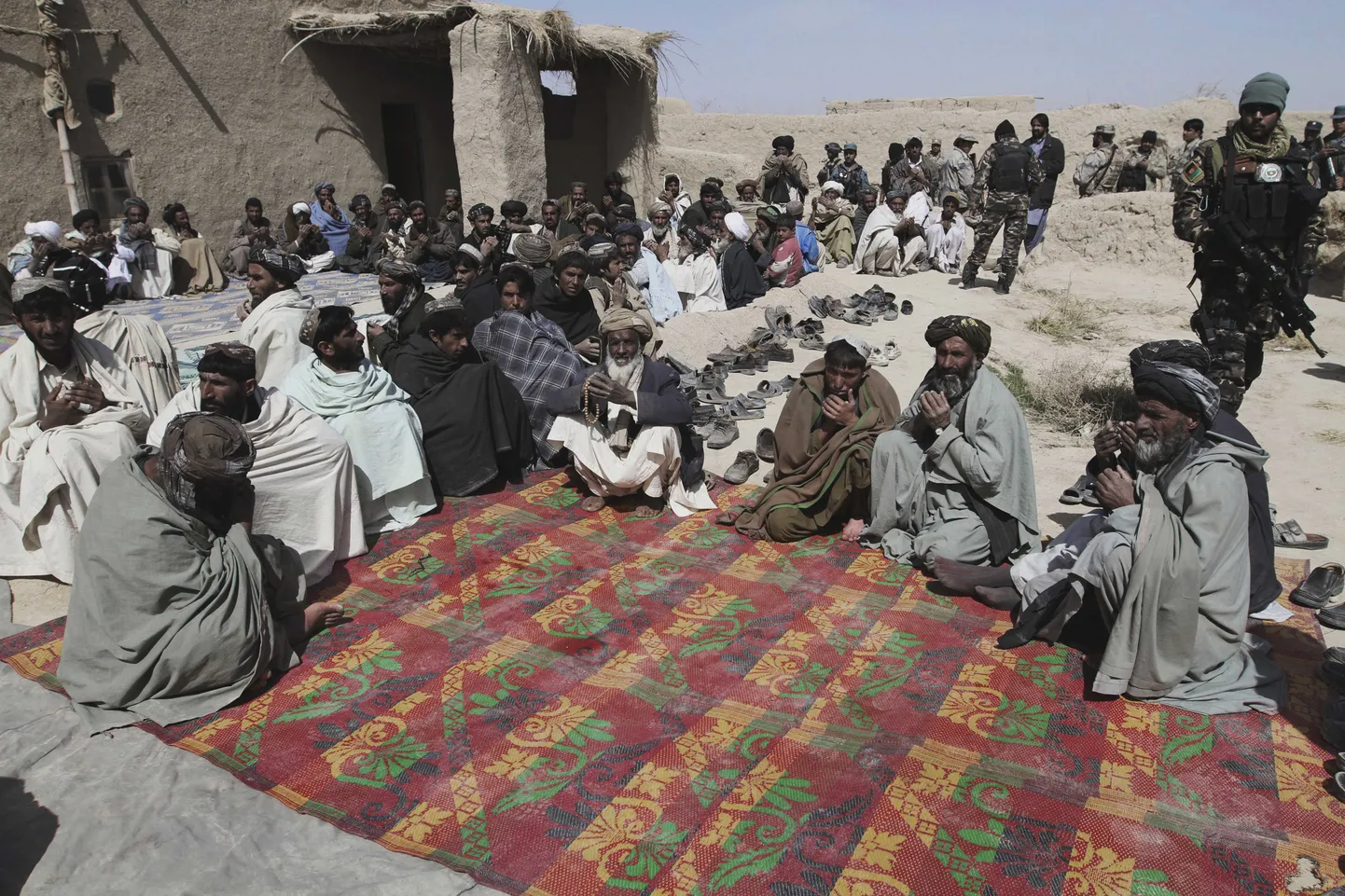 Afgaanidest külaelanikud palvetunnil, kus mälestati pühapäevase veresauna ohvreid.
