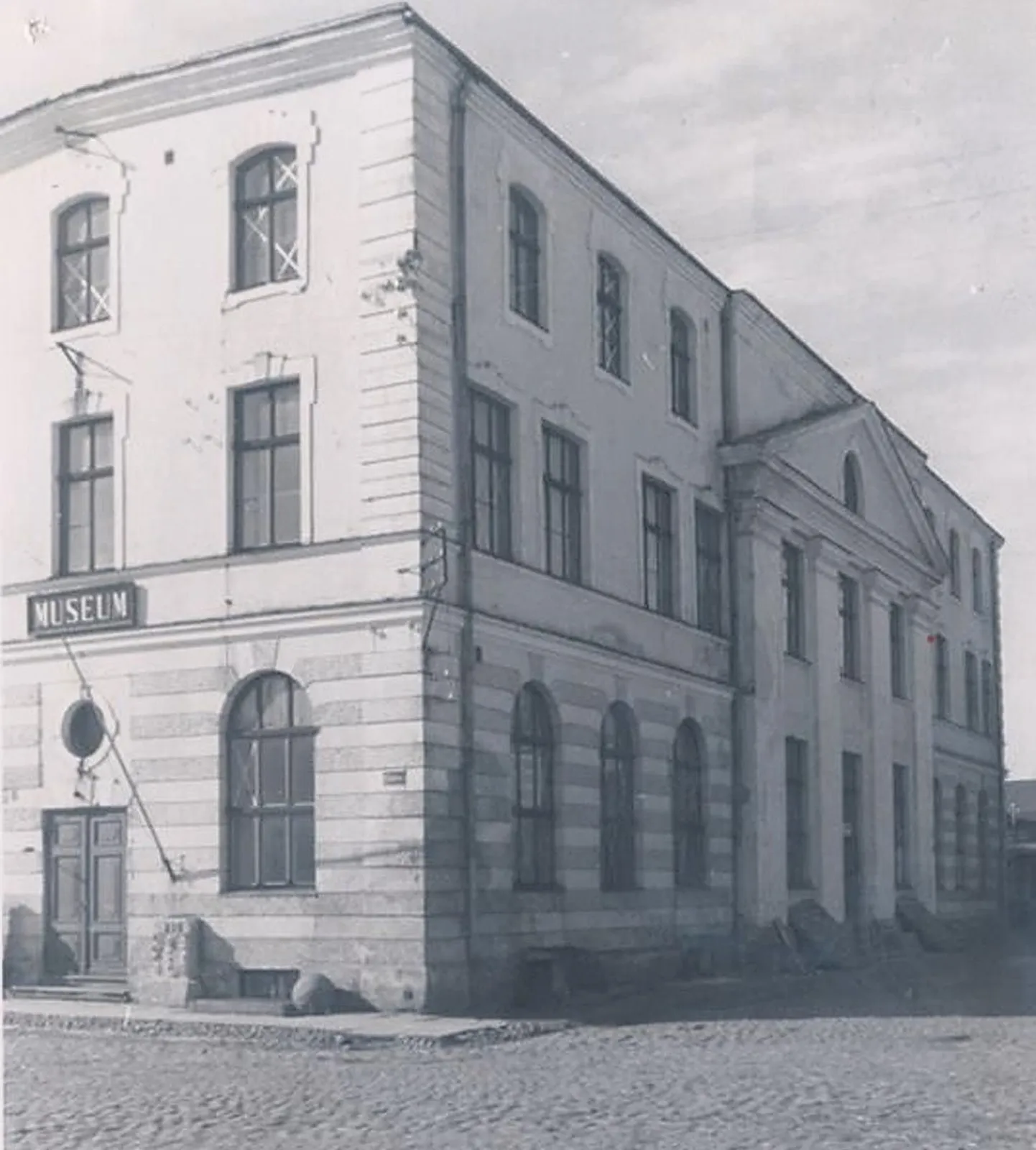 Pärnu muuseum kolis 1909. aastal Elevandi 7 asunud hoonesse, mis põles ära 1944. aasta septembris.