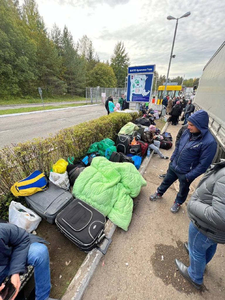 Очереди из украинцев на границах на выезд из России в ЕС. Октябрь 2022 года.