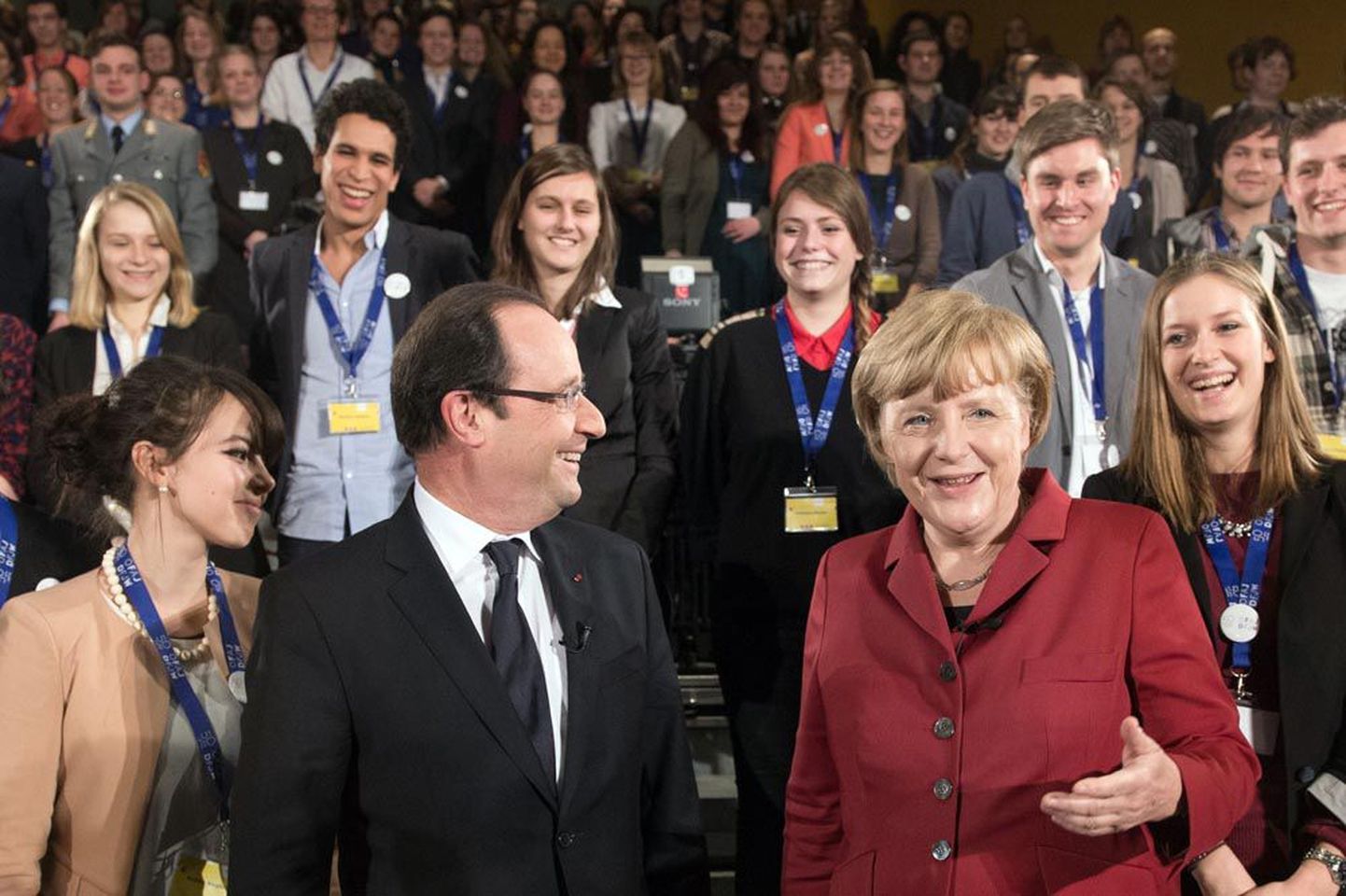 Ühe Élysée lepingu tähistamise avaüritusena käisid Prantsuse president François Hollande ja Saksa liidukantsler Angela Merkel eile kohtumas 200 mõlema riigi tudengiga.