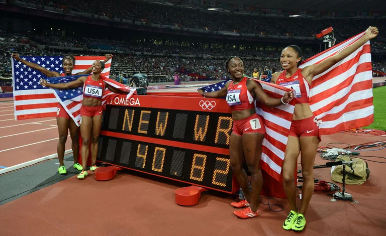 Tianna Madison (nüüd Bartoletta), Carmelita Jeter, Bianca Knight ja Allyson Felix tähistavad olümpiavõitu/ FRANCK FIFE