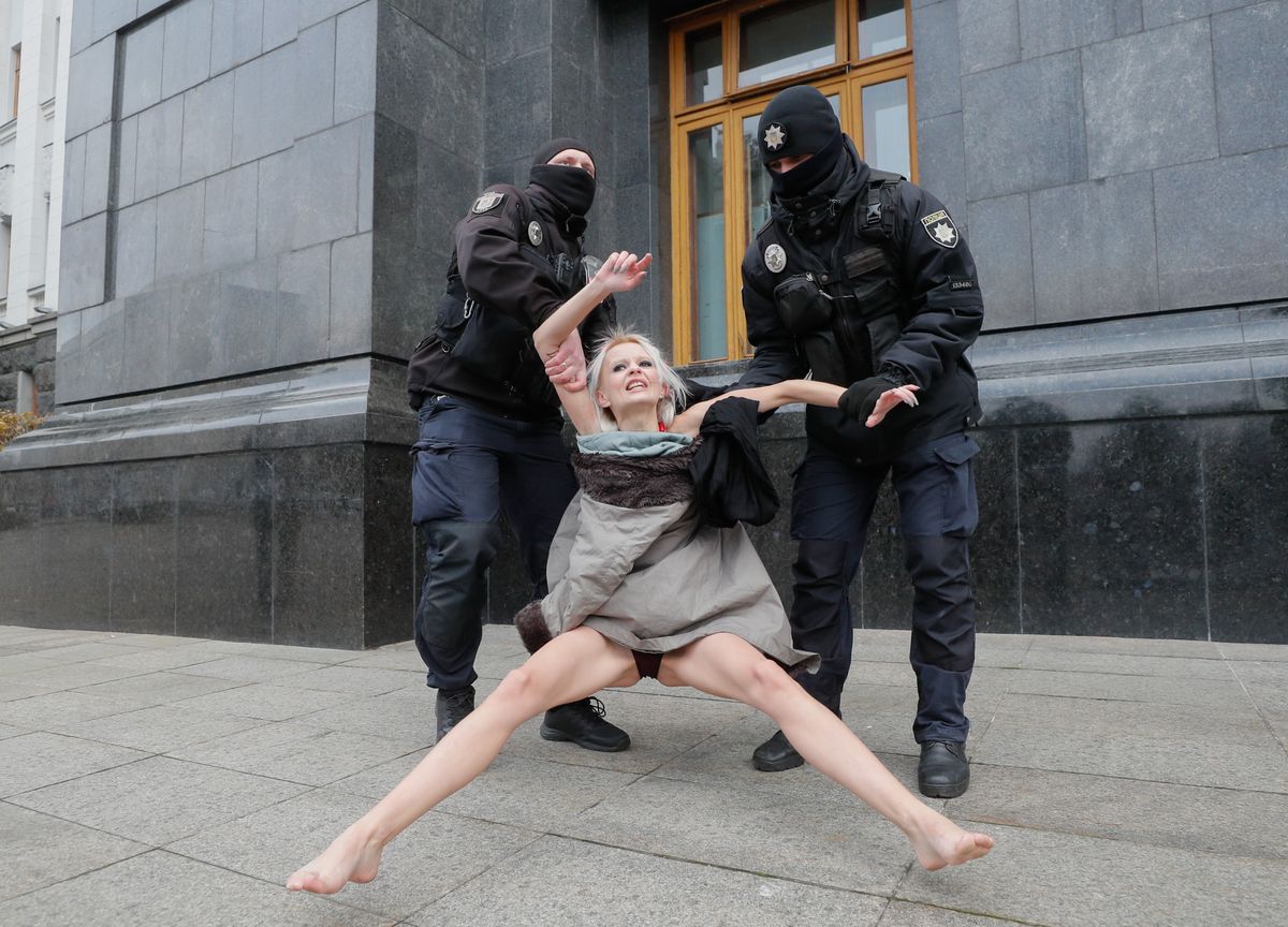 Policisti aiztur sieviešu kustības "Femen" aktīvisti, kura pieprasa Ukrainai ratificēt Stambulas konvenciju. Eiropas Padomes Konvencija (pazīstama kā Stambulas konvencija) par vardarbības pret sievietēm un vardarbības ģimenē novēršanu un apkarošanu tika atvērta parakstīšanai 2011. gada 11. maijā Stambulā, Turcijā.