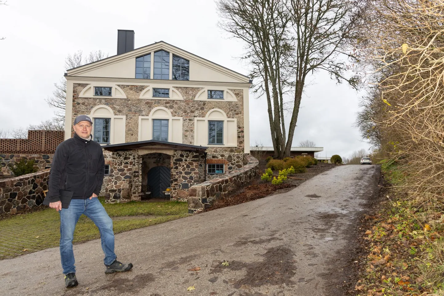 Kermo Jürmanni sõnul tõid Meistri Ehitusele 2023. aasta tõusu mitme suure objekti lõpetamine ja ettevõtte ajaloo suurima objektiga alustamine. Sel sügisel töötati Karula järve äärsete hoonetega.
