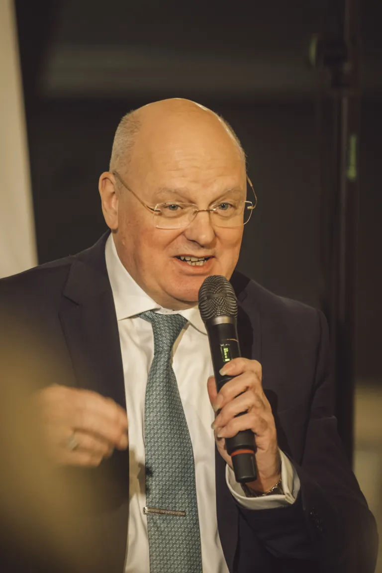 Indijas mūzikas pētnieks un mūziķis Akašs Sergejs Ancupovs.