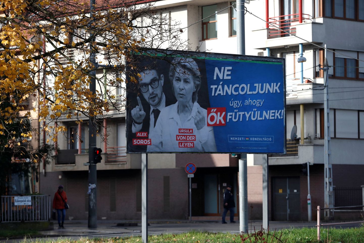 Kampaaniaplakat Budapesti tänaval.