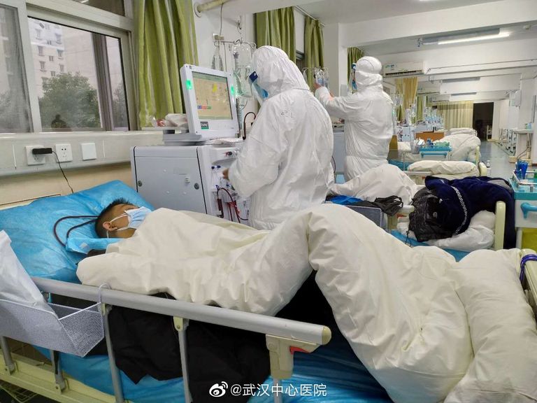 Hiina Wuhani keskhaigla arstid tegelemas koroonaviirusesse nakatunud patsientidega.