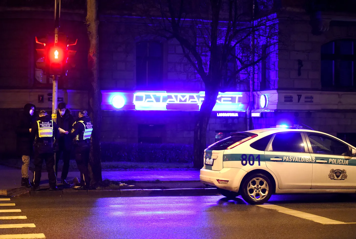 Policija un zemessardze rīko komandantstundas reidus