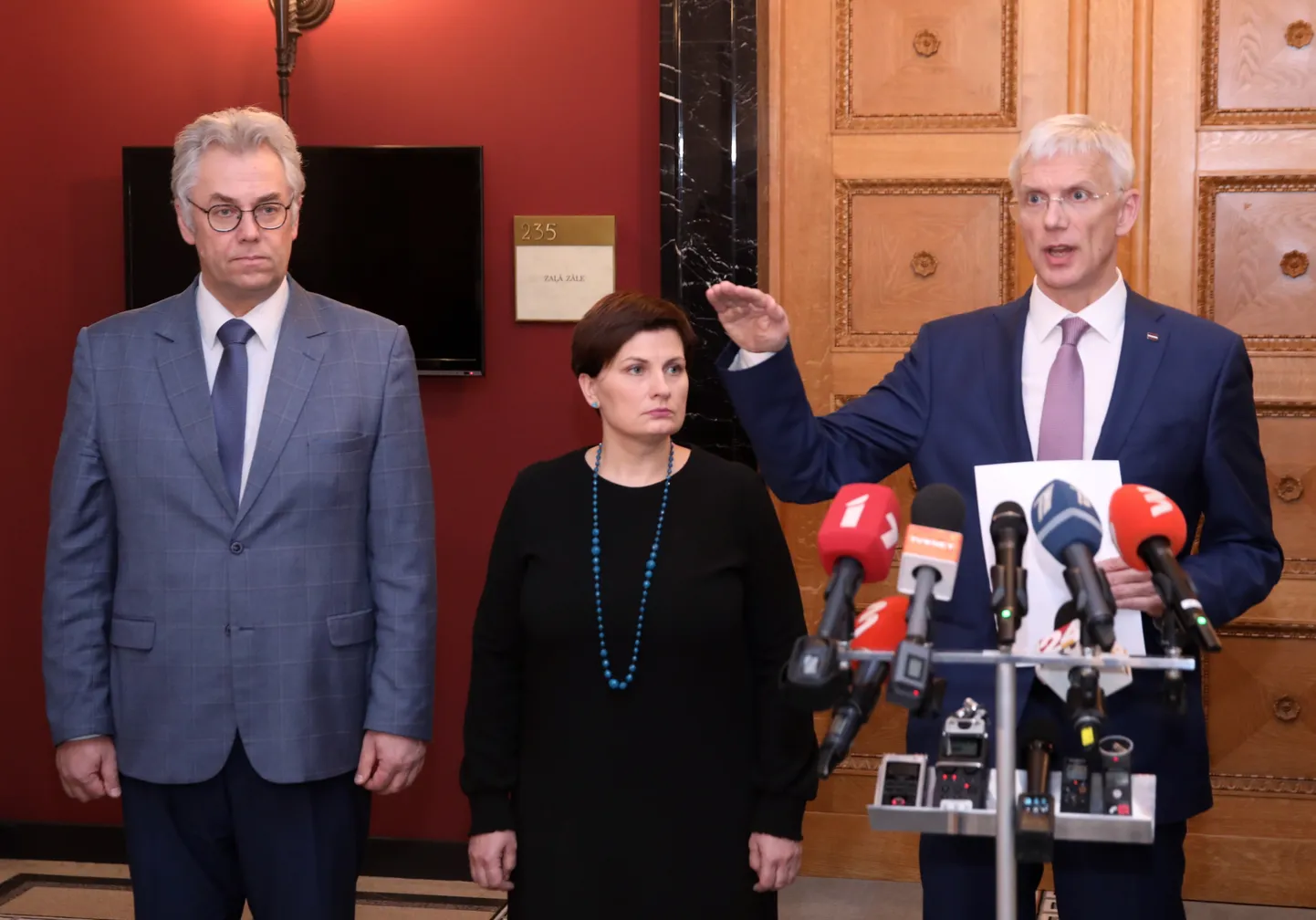 No labās SPKC pārstāvis Jurijs Pereveščikovs, Veselības ministre Ilze Viņķele, premjerministrs Krišjānis Kariņš