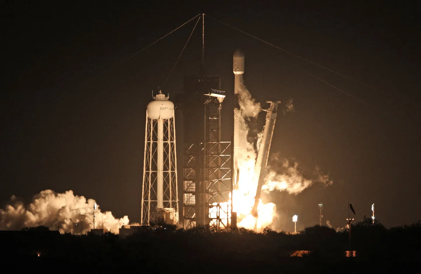 SpaceX loodud rakett Falcon 9 startimas täna Kennedy Kosmosekeskusest.