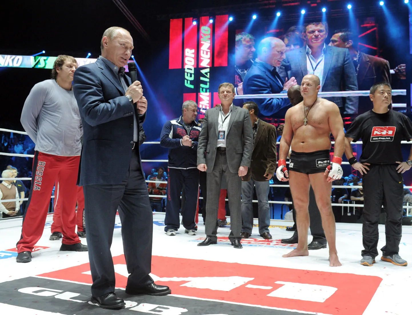 Vladimir Putin võitlusringis kõnet pidamas.