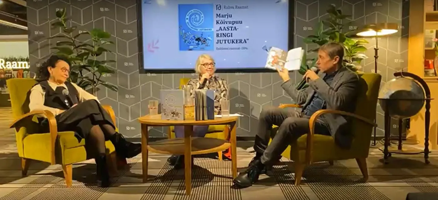 Kunstnik Regina Lukk-Toompere (vasakult) ja folklorist Marju Kõivupuu esitlesid oma raamatut «Aastaringi jutukera» Tallinna Viru keskuse Rahva Raamatus 11. detsembril. Neid küsitles lastekirjanik Jaanus Vaiksoo.