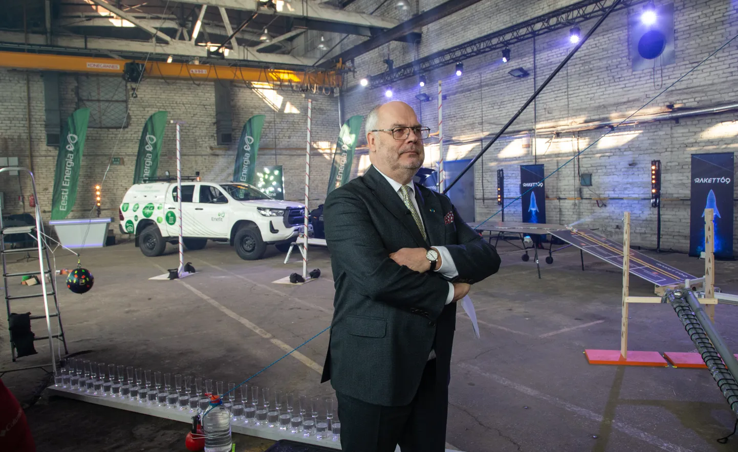 Aprilli alguses oli president Alar Karis Jõhvis, kus ta jälgis noorte teadussaate Rakett 69 finaali salvestust Eesti Enegia tütarettevõtte Enefit Solutions tööstushoones.