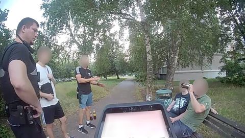 Ziepniekkalnā iereibis vīrietis izsitis stiklu policijas automašīnai