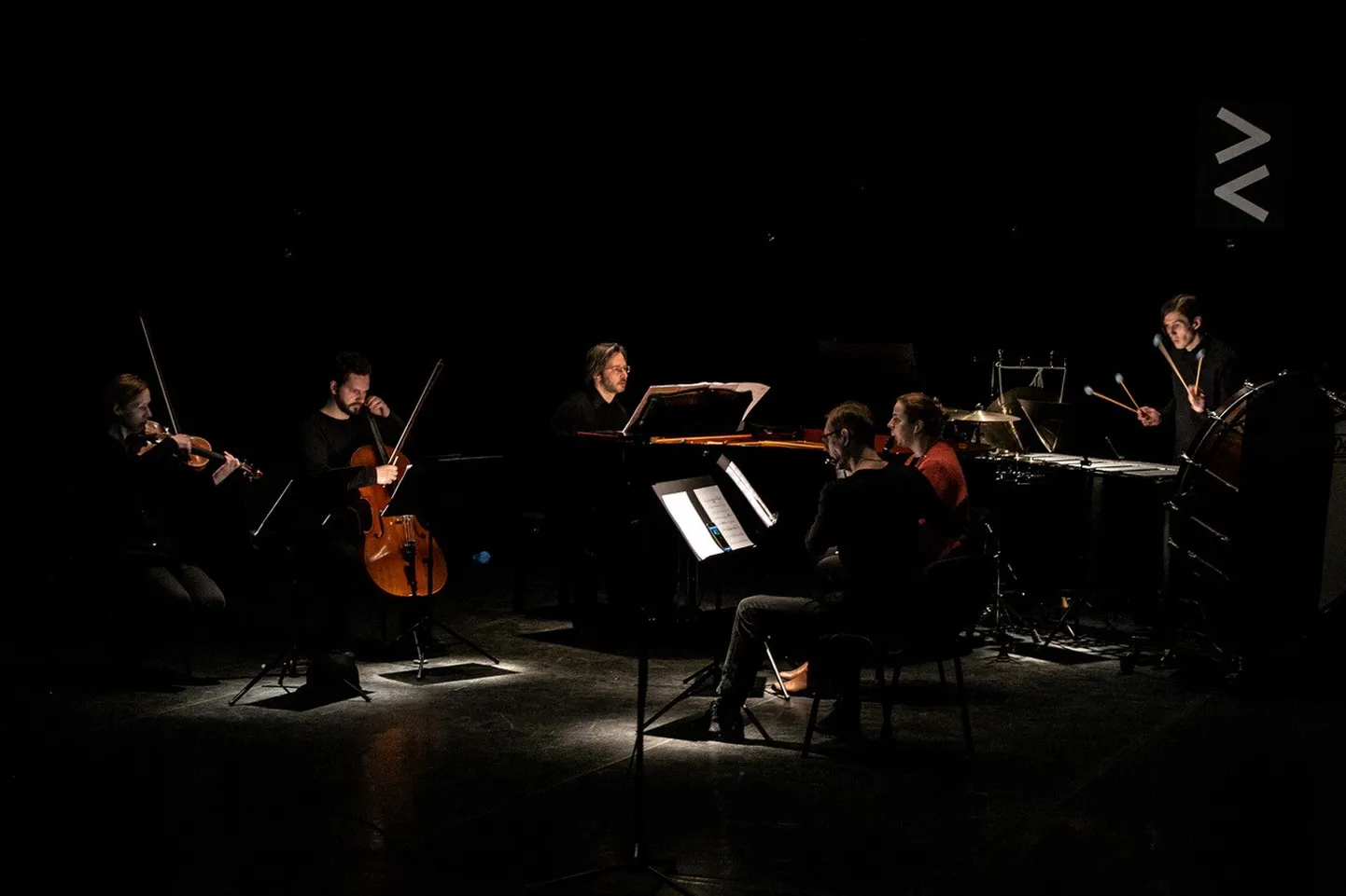 Mart Kangro ja U:  kontsertlavastus “In the Dark” Kanuti Gildi SAALis, World Music Days programmi raames.