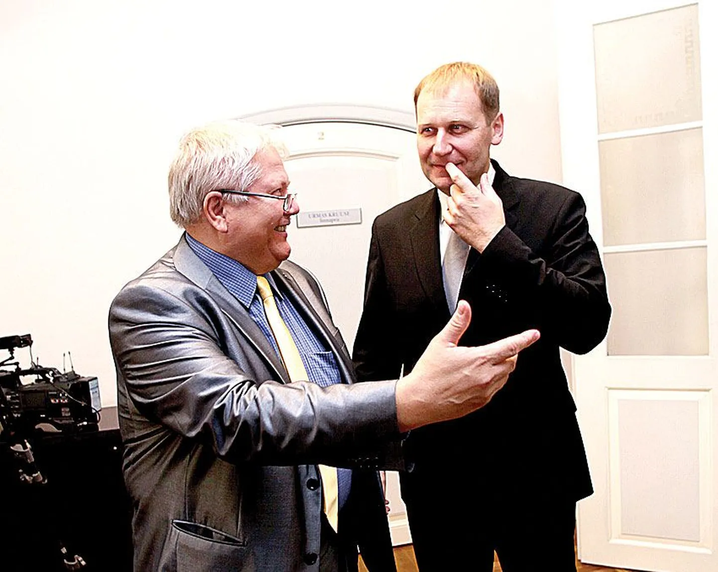 Rein Lang (vasakul) ja Urmas Kruuse tulid kaamerate ja ajakirjanike ette.